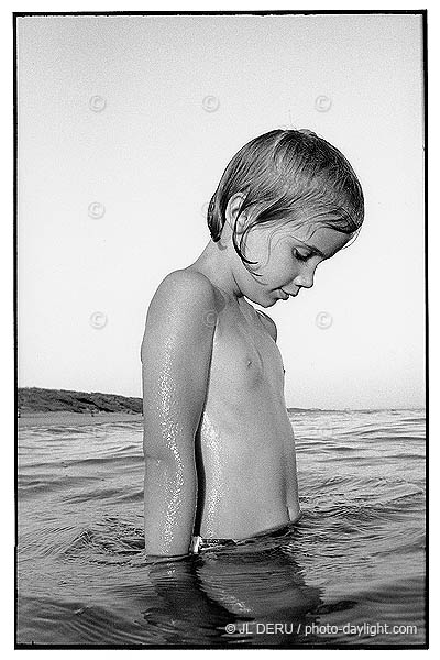 petite fille dans la mer -  little girl in the sea